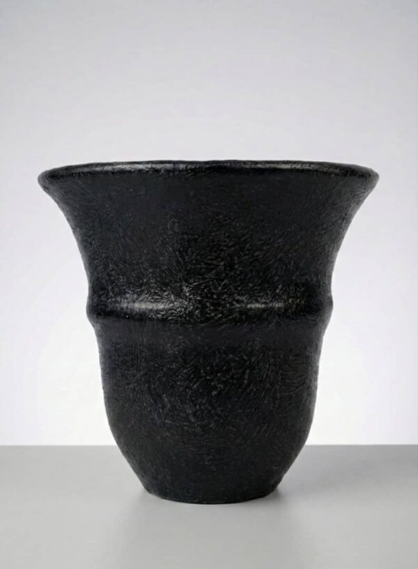 مزهرية سوداء  Milano خزفية بتصميم مموج ارتفاع  30 سم